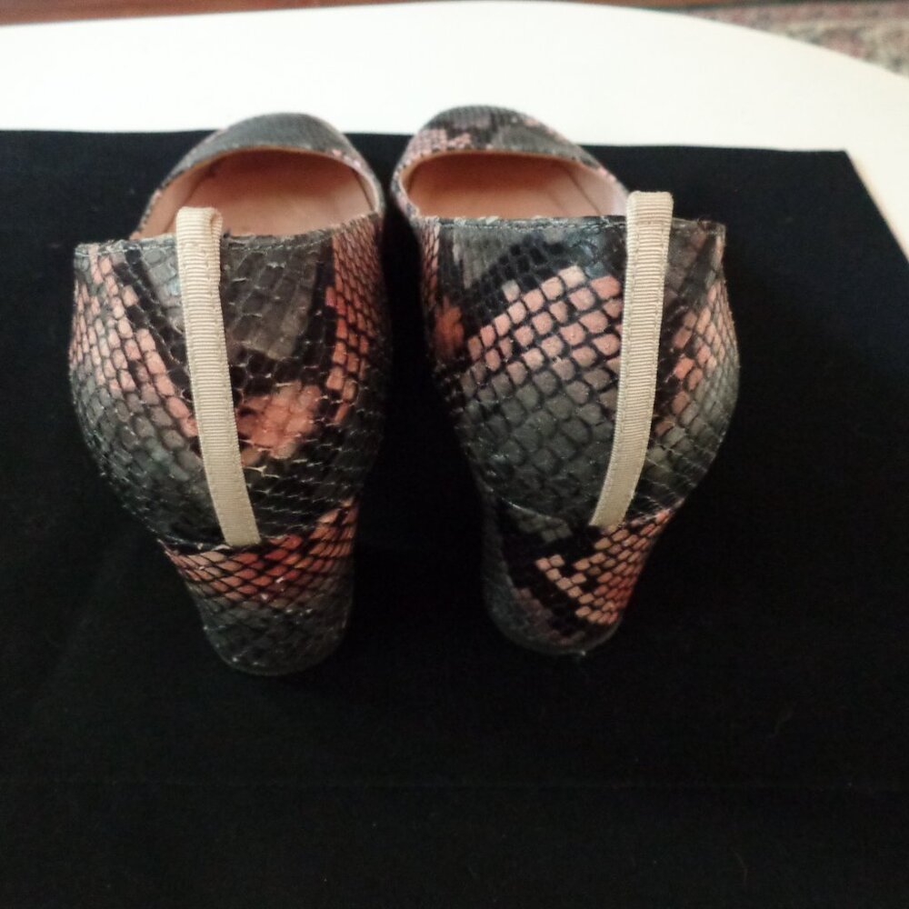 SJP Sarah Jessica Parker Snakeskin Gray and Pink Pumps - Picture 5 of 10